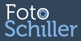 Logo Foto Schiller: im O von Foto ist eine Kamerablende stilisiert dargestellt, beide Wörter stehen untereinander, Schiller ist in einem hellen blau dargestellt