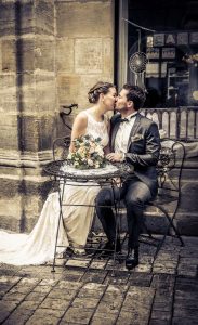 Küssendes Hochzeitspaar im Vintagelook