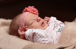 Babyshooting eines in rosa geleideten, schlafenden Babys